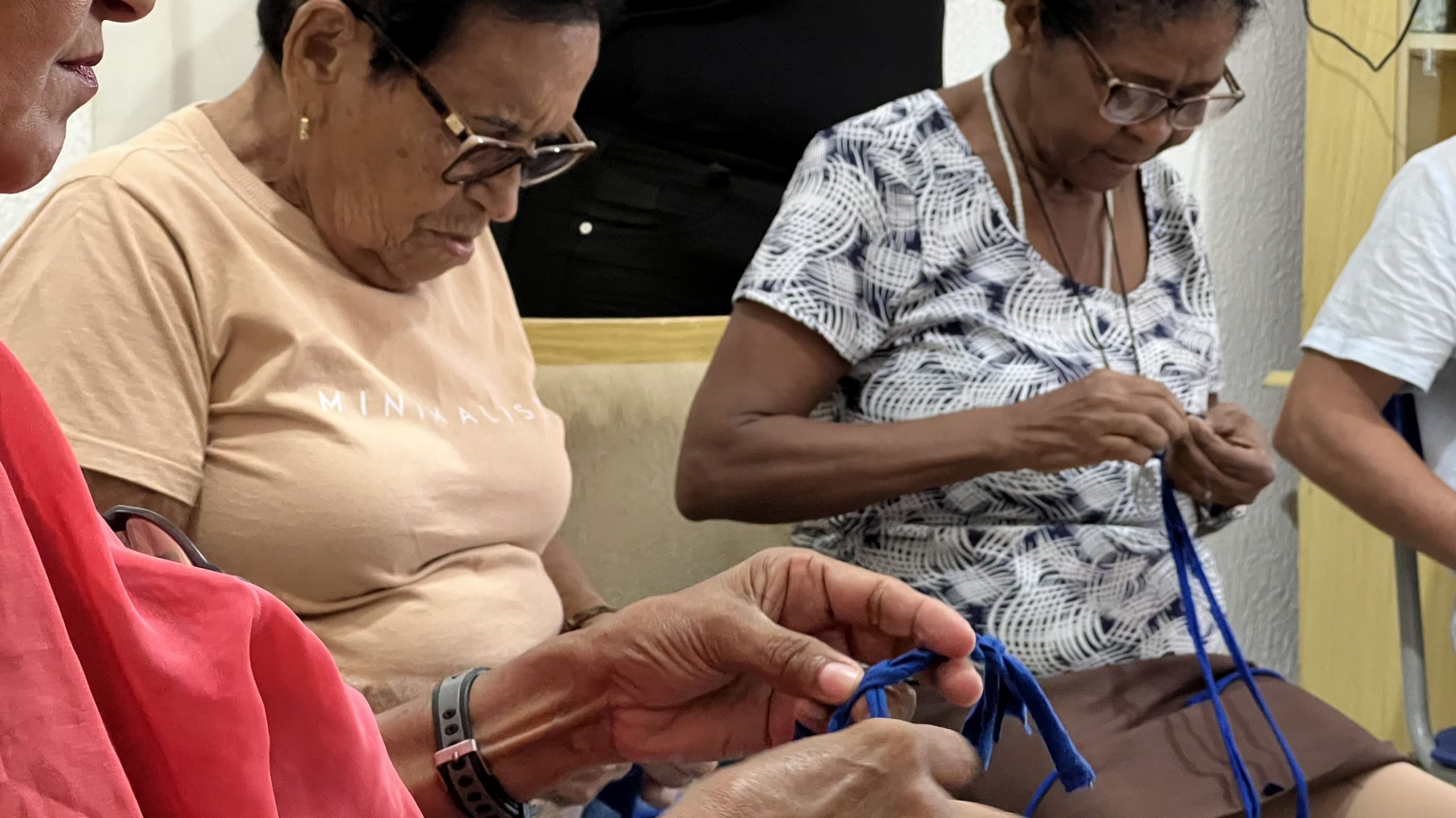 Parceria entre Ambiental Crato, Ambiental Ceará e ONG transforma uniformes antigos em bolsas e acessórios